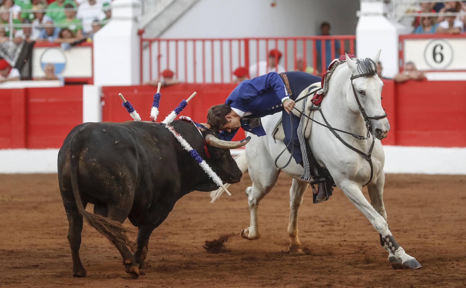 Guillermo Hermoso de Mendoza recreó la suerte del teléfono en el primero de los Benítez Cubero que le tocó en suerte.