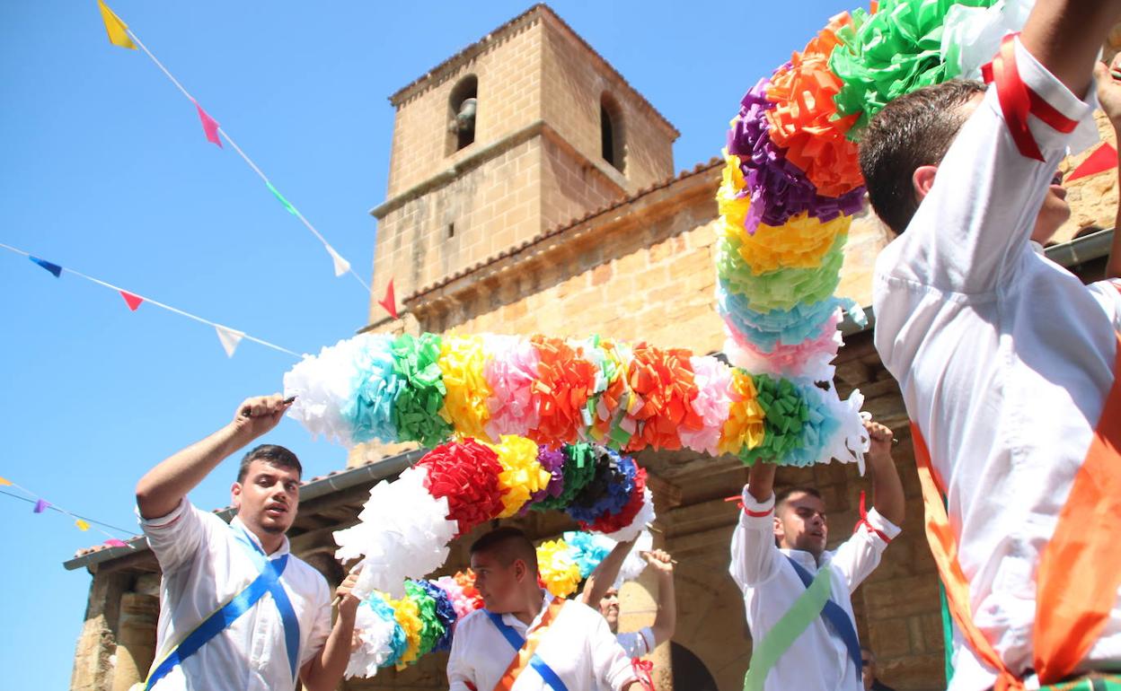 Los jóvenes danzando junto a la Iglesia de San Mamés 