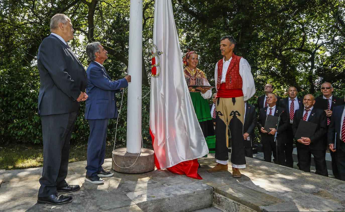 Momento del izado de la bandera cántabra, realizado por el presidente de Cantabria, Miguel Ángel Revilla, en presencia del presidente del Parlamento regional, Joaquín Gómez.