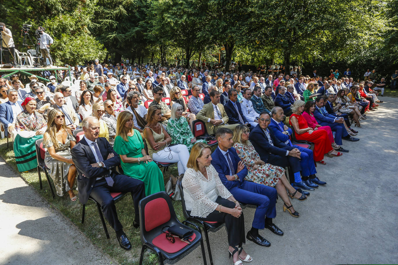 El Día de las Instituciones de Cantabria ha reunido a cientos de representantes de los organismos públicos en toda la comunidad.