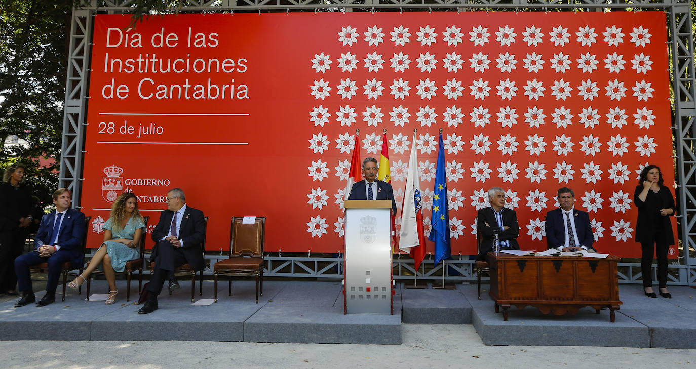 El presidente cántabro durante su discurso oficial.