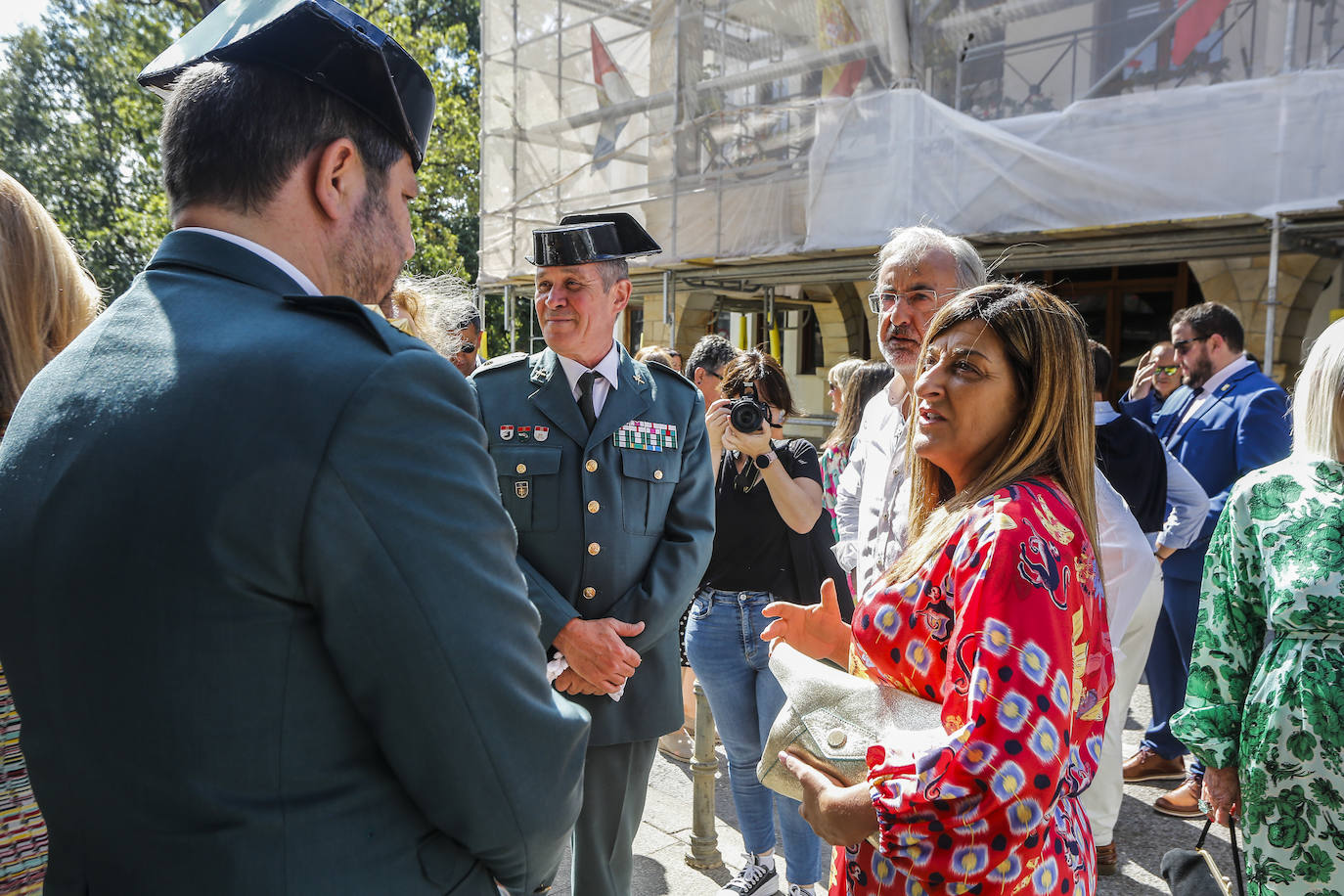 María José Sáenz de Buruaga (PP) conversa con los mandos de la Guardia Civil en Cantabria.