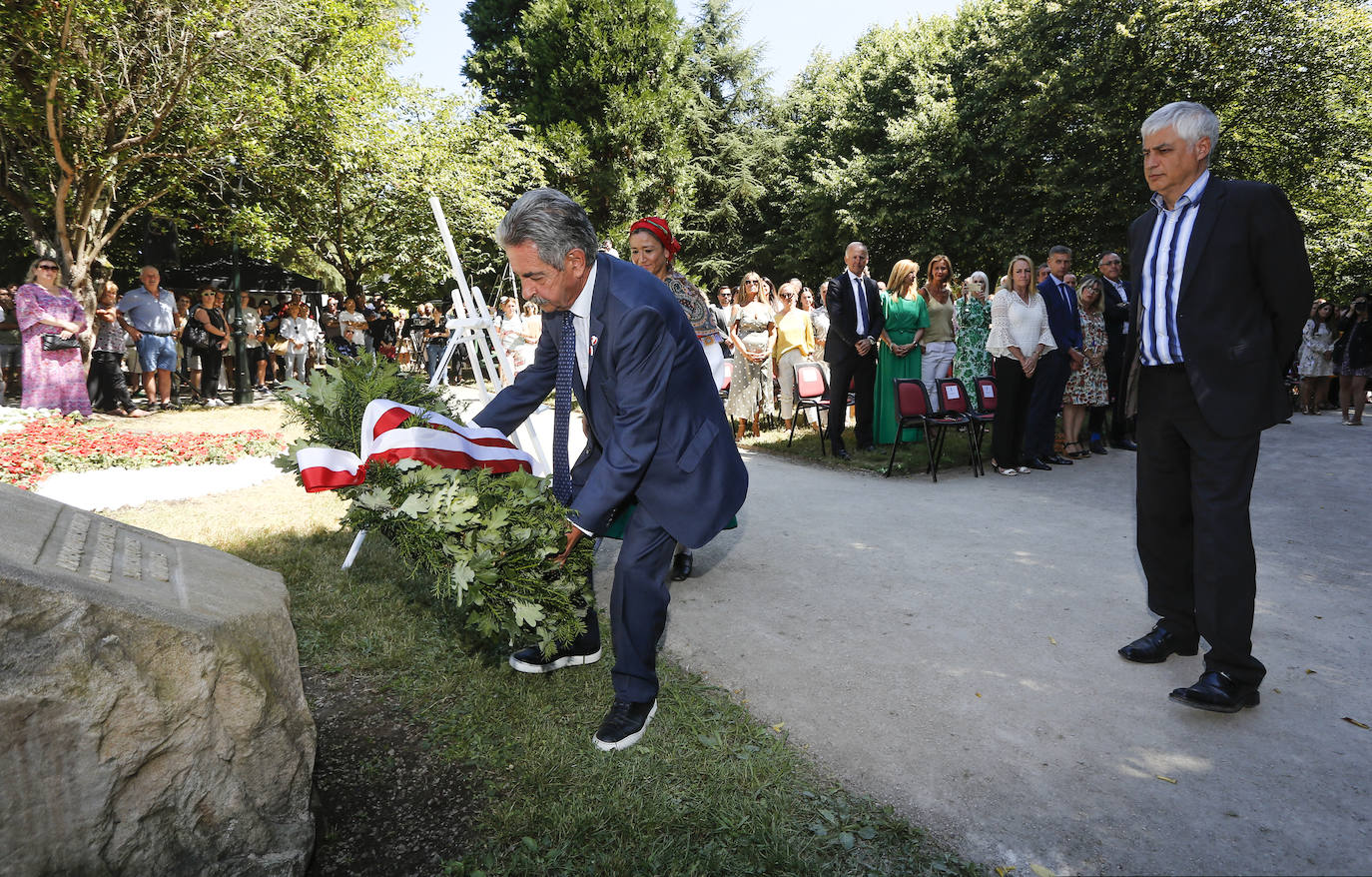 Miguel Ángel Revilla realiza la tradicional ofrenda.