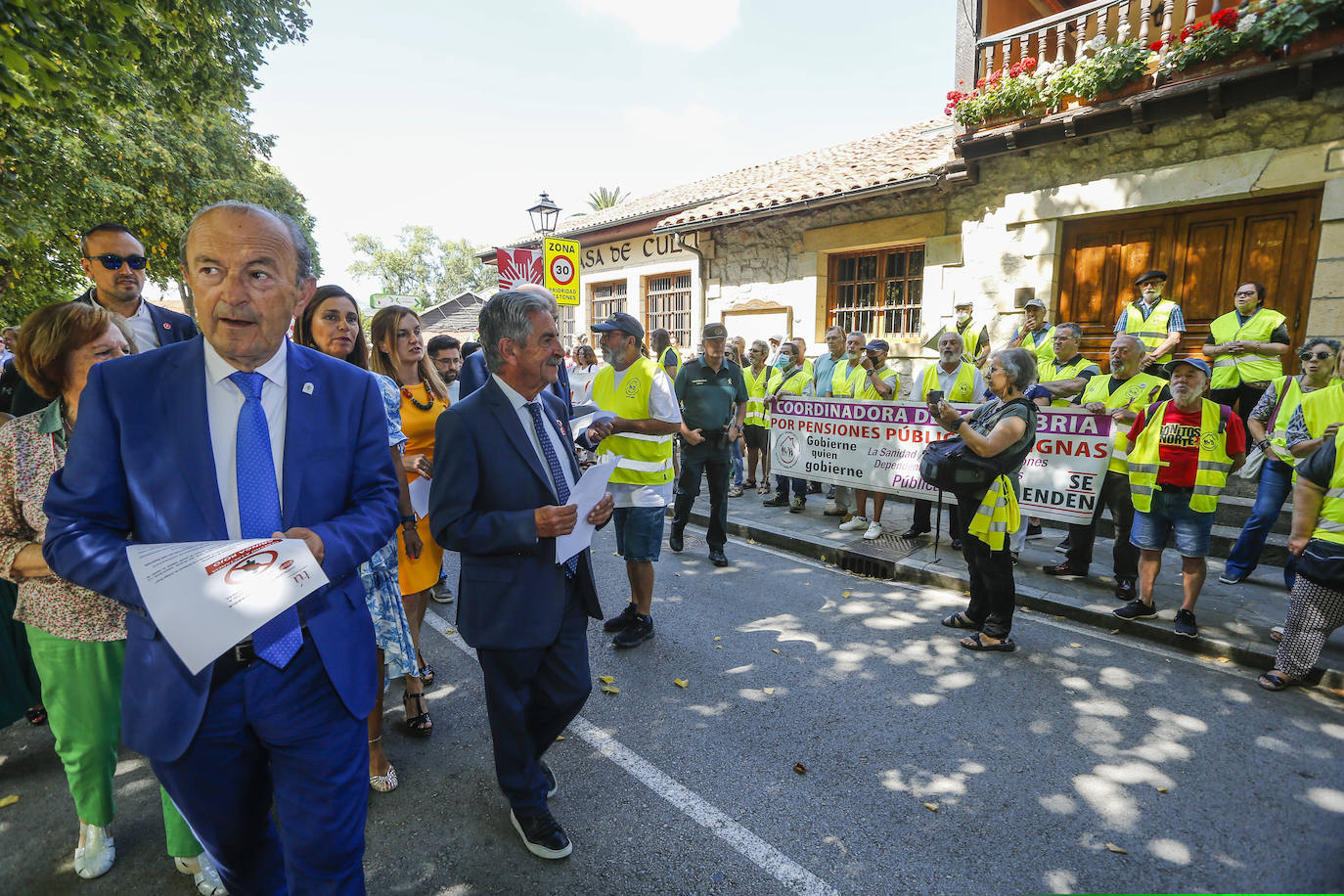 La Coordinadora de Cantabria por pensiones públicas y dignas se ha manifestado en Reocín con motivo del acto institucional.