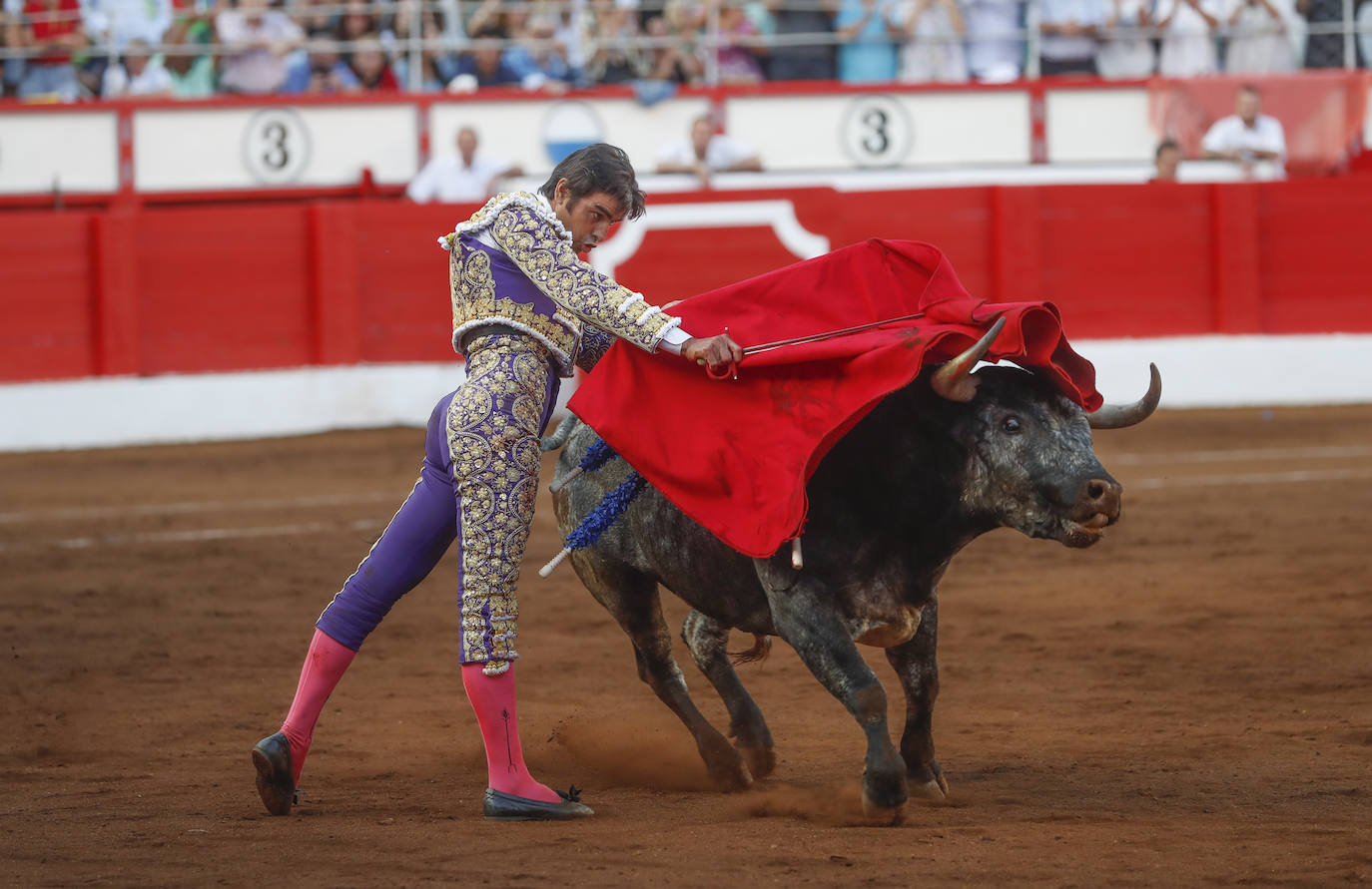 Uno de los pasos de la faena del toro indultado.