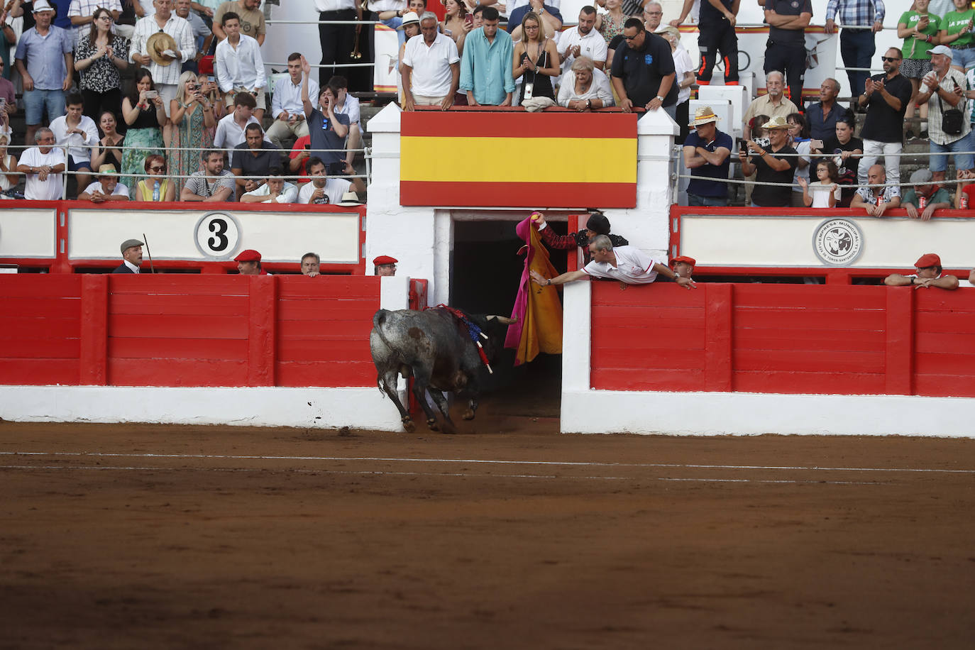 Uno de los pasos de la faena del toro indultado.