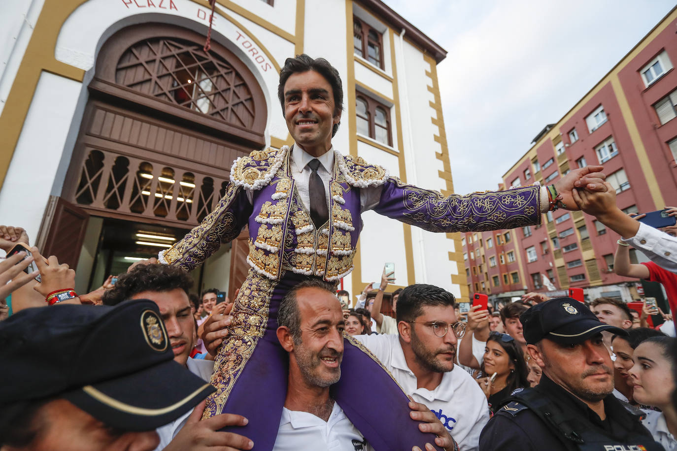 Uno de los pasos de la faena del toro indultado.