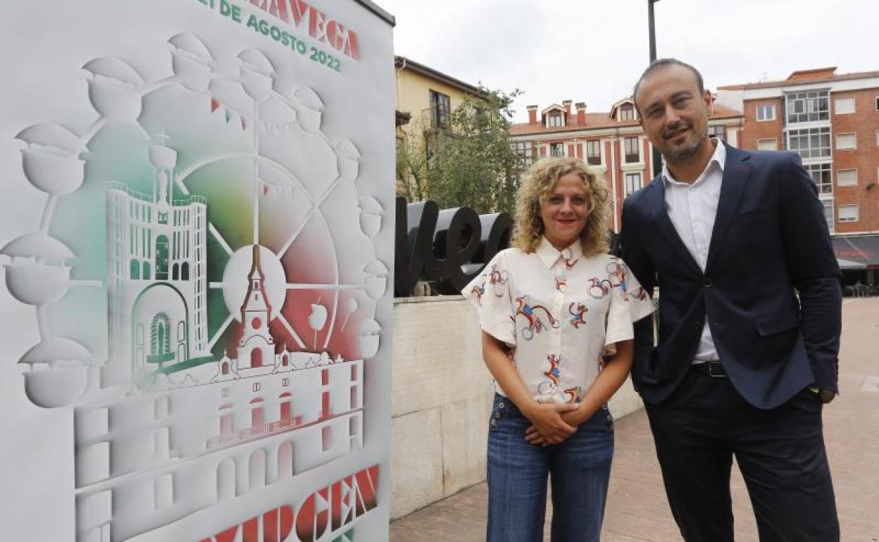 La concejala de Festejos, Patricia Portilla, y el alcalde, Javier López Estrada, posan junto al cartel, este viernes, en Torrelavega. 