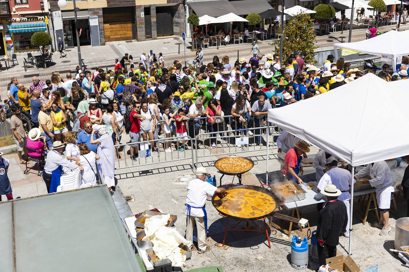 Música y baile para animar el ambiente durante las fiestas de la capital cántabra.