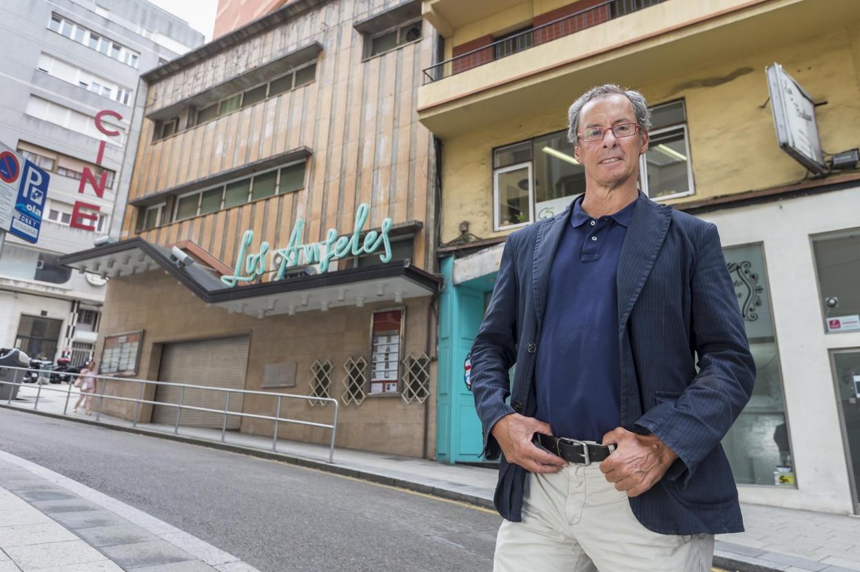 Enrique Bolado, frente al cine Los Ángeles, en la calle Ruamayor, de Santander.