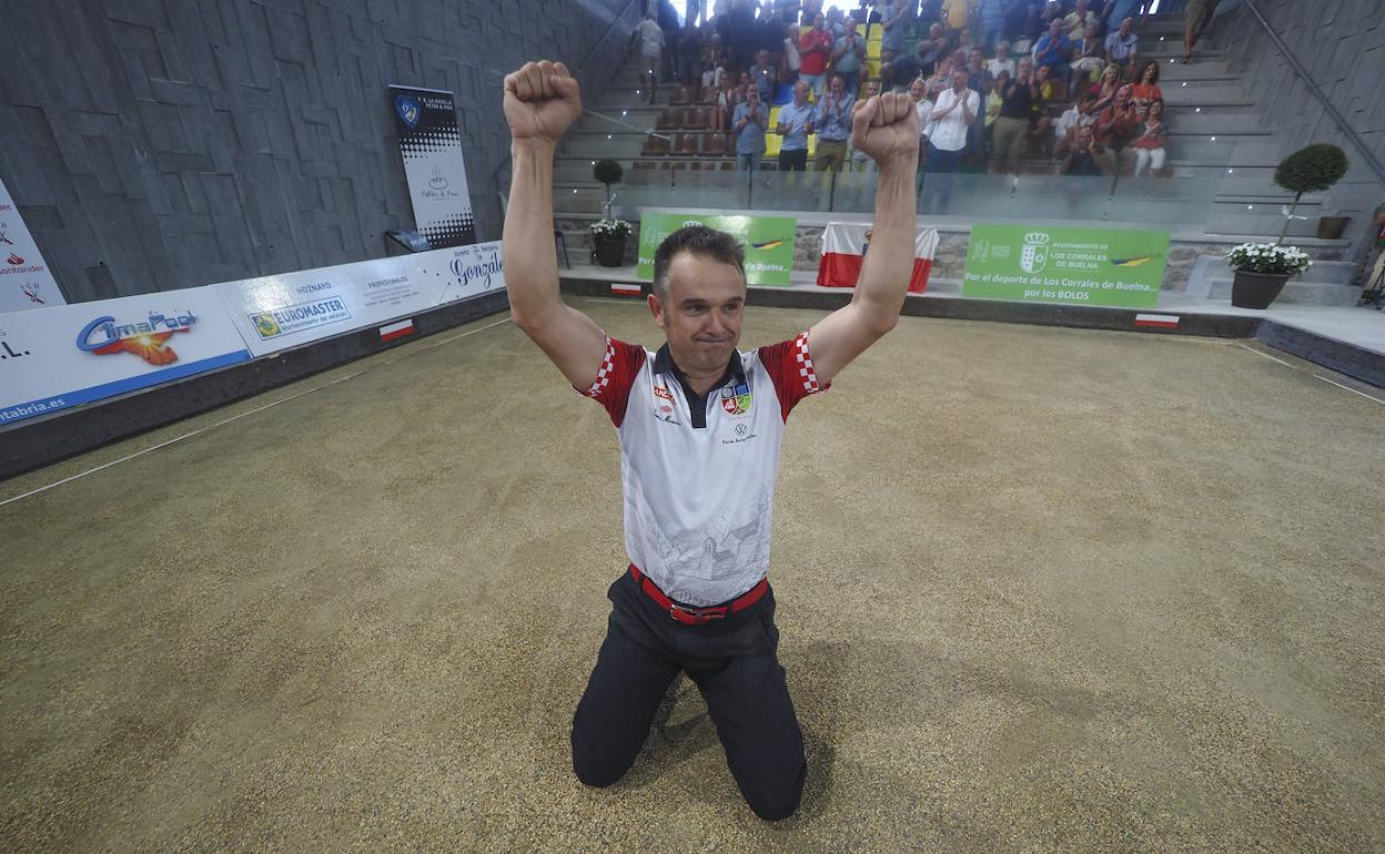 Óscar González celebra de rodillas la victoria conseguida en el Regional Individual al superar con la última bola a Carlos García.