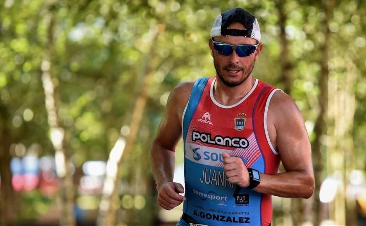 El cántabro Juanra González, en un momento de la carrera a pie en el Ironman de Roth.