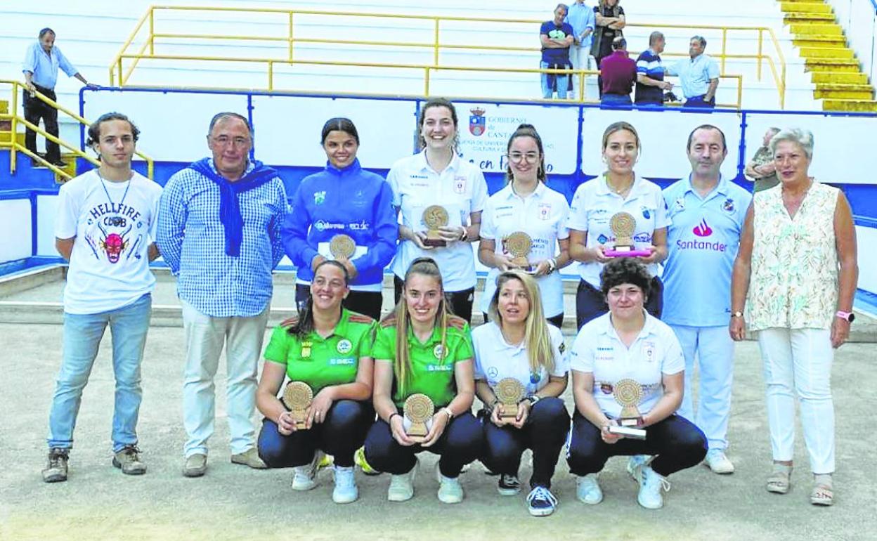 La familia de Marcelino Ortiz Tercilla posa con las jugadoras y los árbitros del torneo.