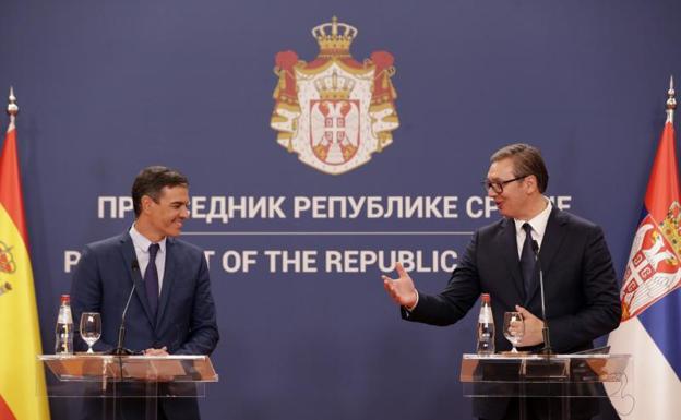 Pedro Sánchez, comparece junto al presidente de Serbia, Aleksandar Vucic, ambos con corbata. 