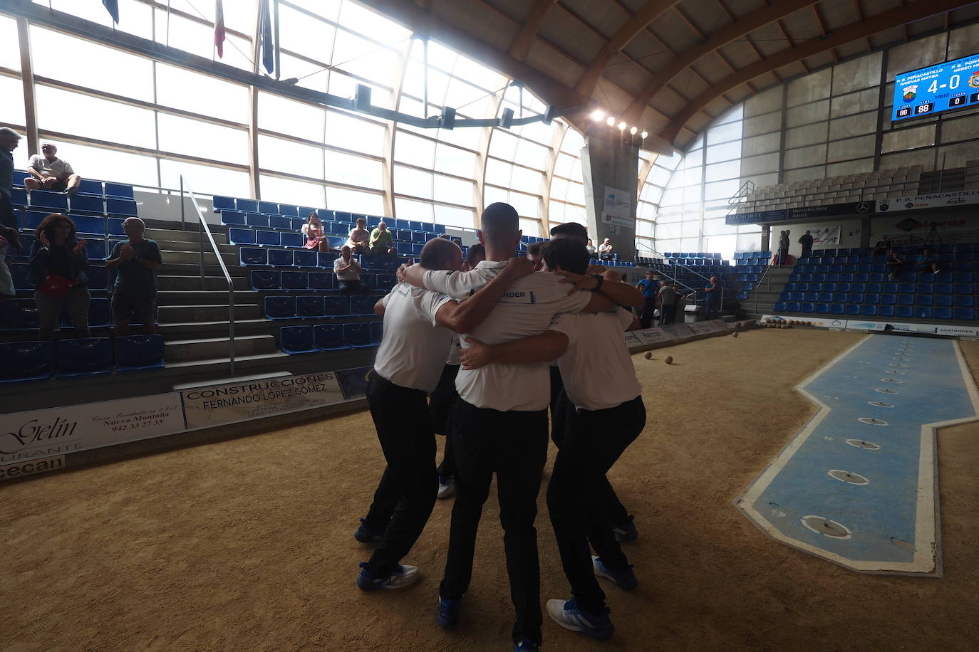 Los integrantes de los equipos masculino y femenino celebran el histórico hito.