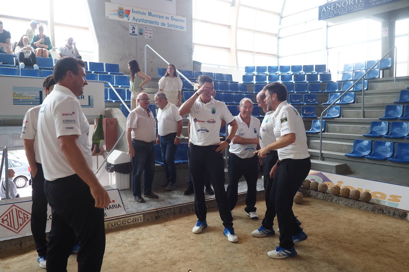 Los integrantes de los equipos masculino y femenino celebran el histórico hito.