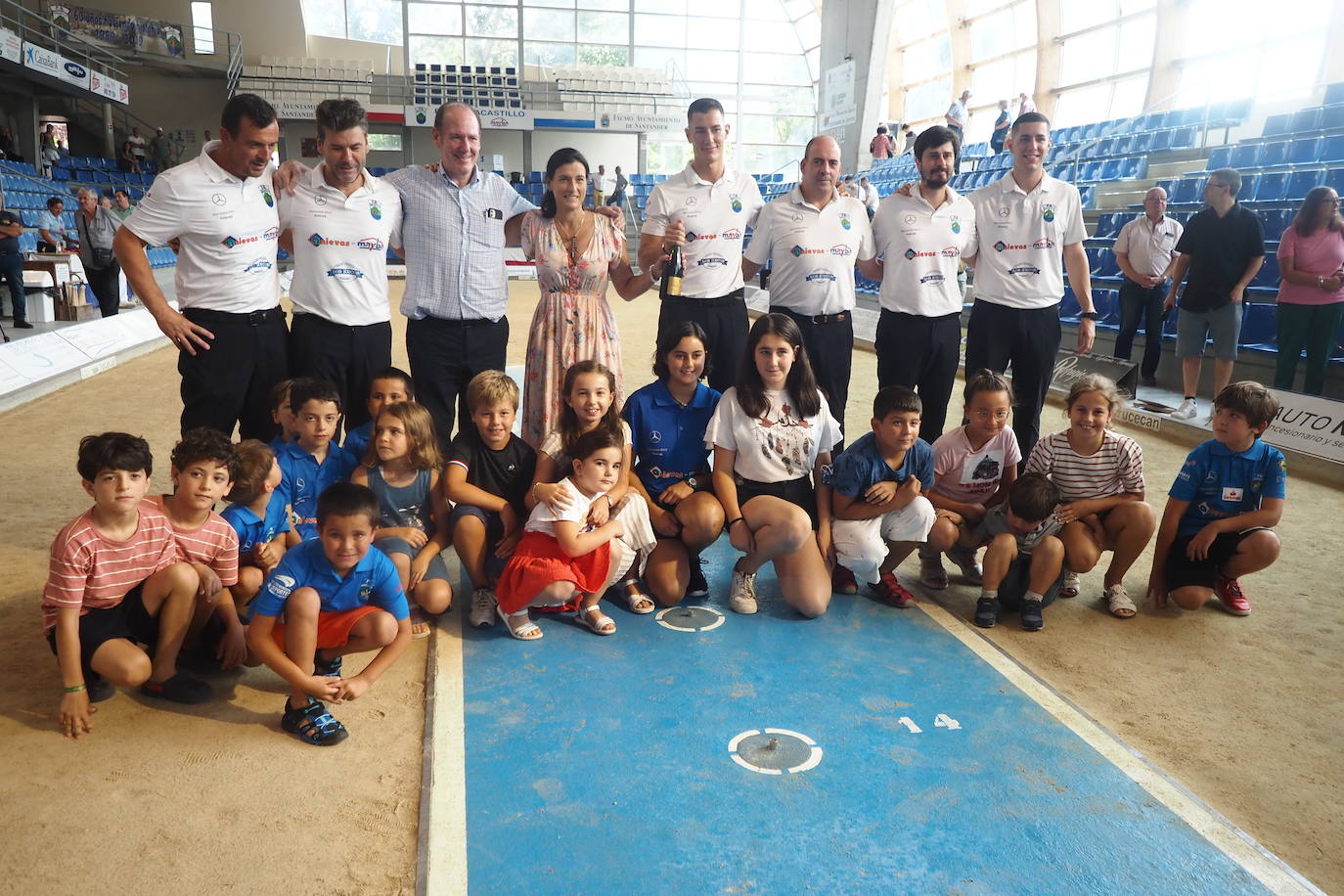 Los integrantes de los equipos masculino y femenino celebran el histórico hito.