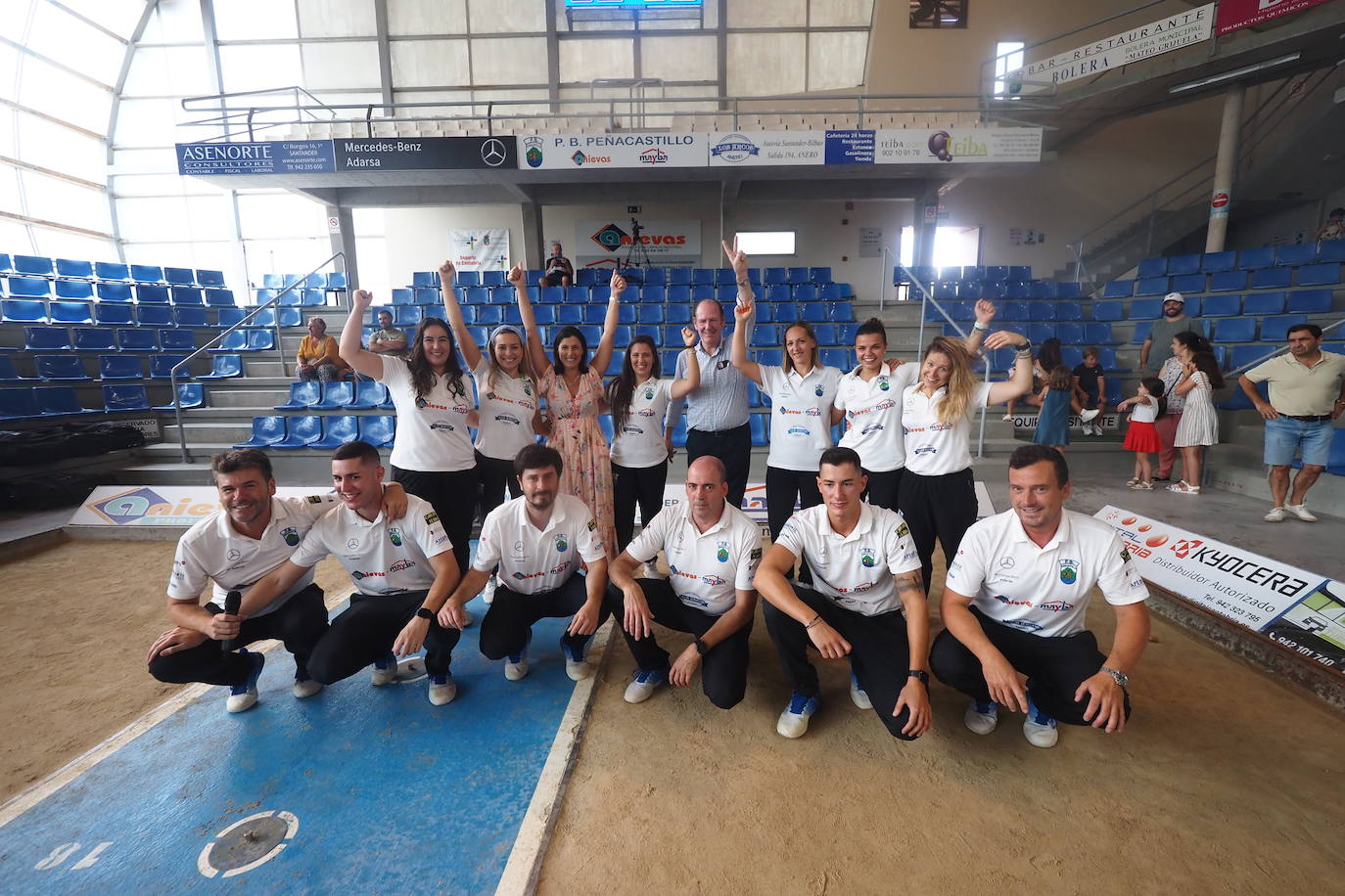 Los integrantes de los equipos masculino y femenino celebran el histórico hito.