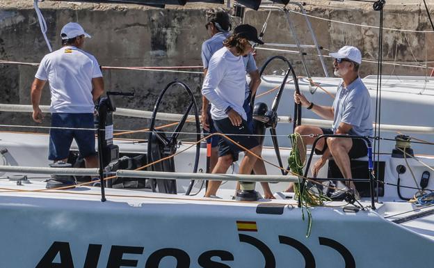 Felipe VI, en el Aifos, antes de iniciar la navegación.