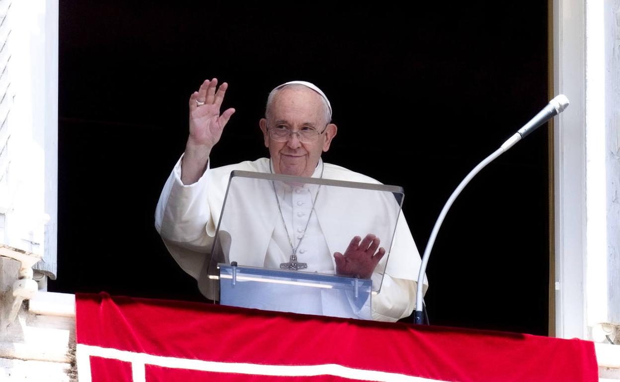 El Papa saluda a los feligreses durante el Ángelus. 