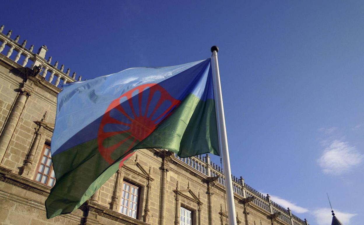 Imagen de archivo de la bandera de la comunidad gitana en el Parlamento Andaluz. 