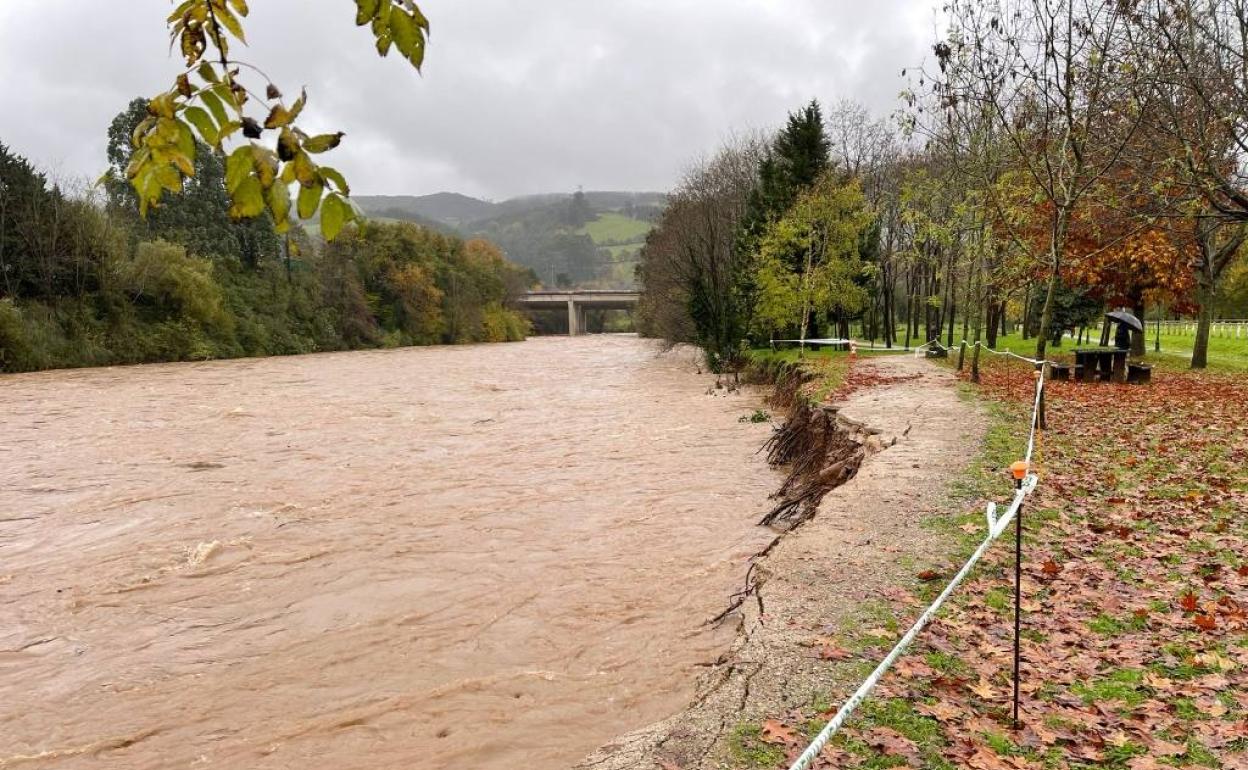 Las riadas de otoño del año pasado se llevaron por delante el tramo de carril bici en el Ansar.