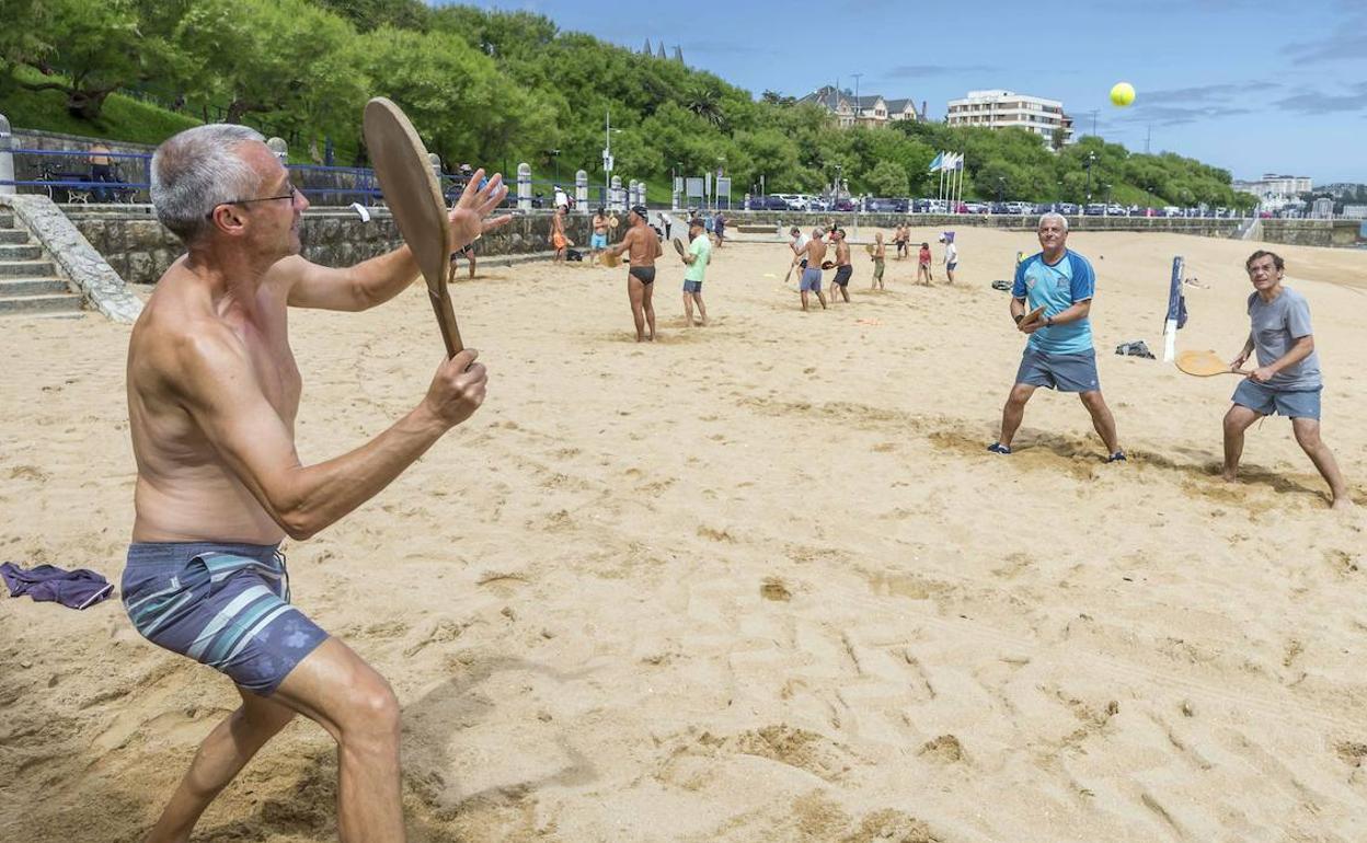 Jugadores de palas en la zona reservada para la práctica de este juego en Santander.