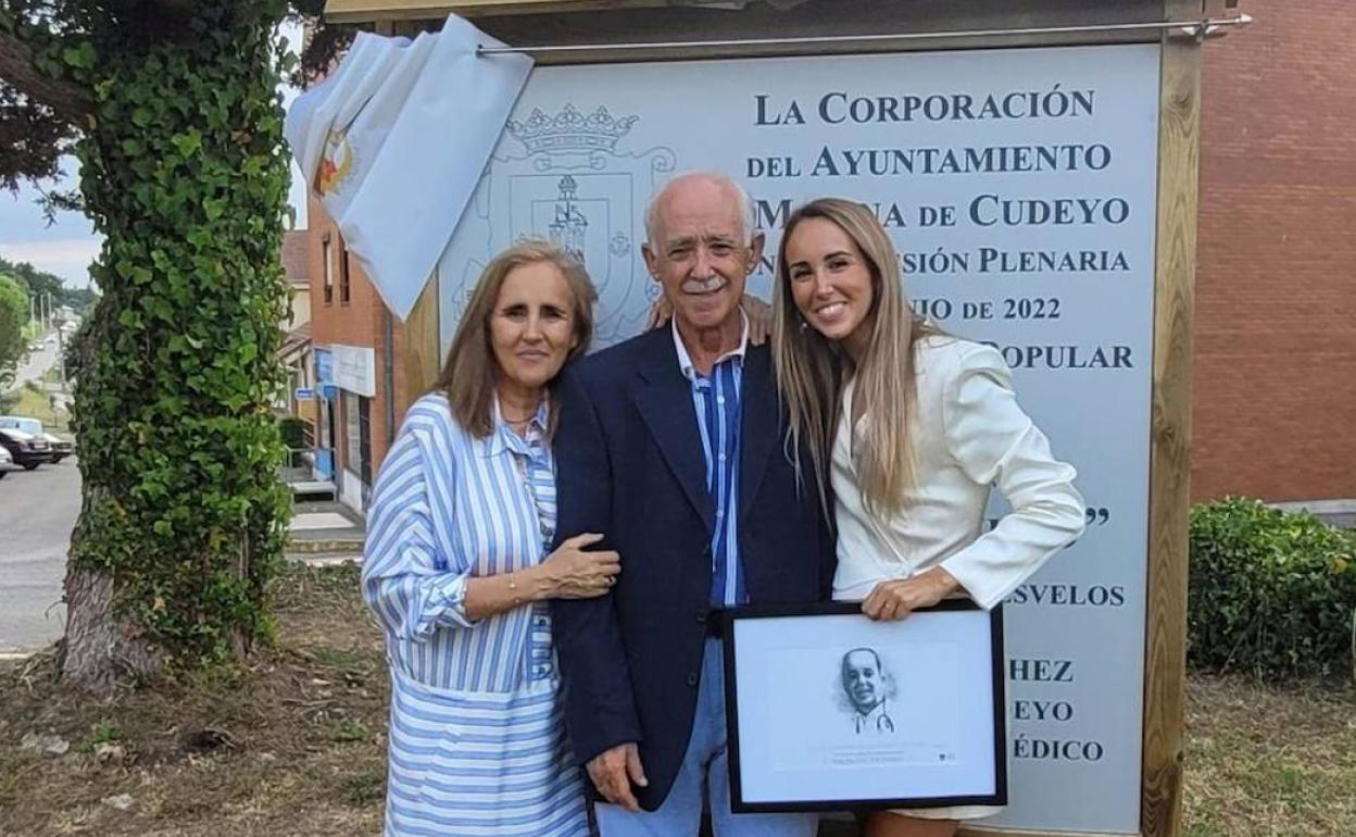 El doctor Panero posa junto a su mujer y una de sus tres hijos en el momento del homenaje 