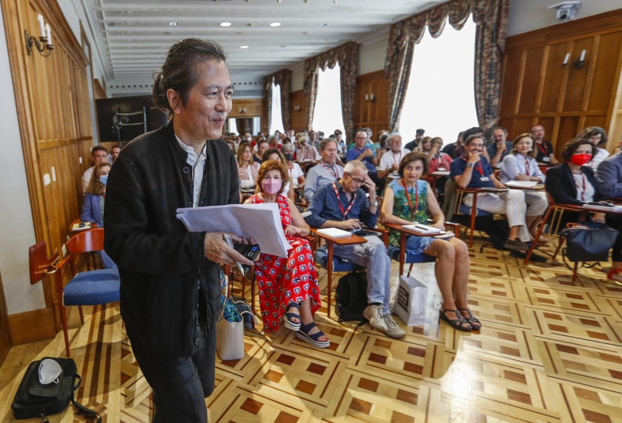 Byung-Chul Han se dispone a dar su primera conferencia en la UIMP en el aula del Palacio.