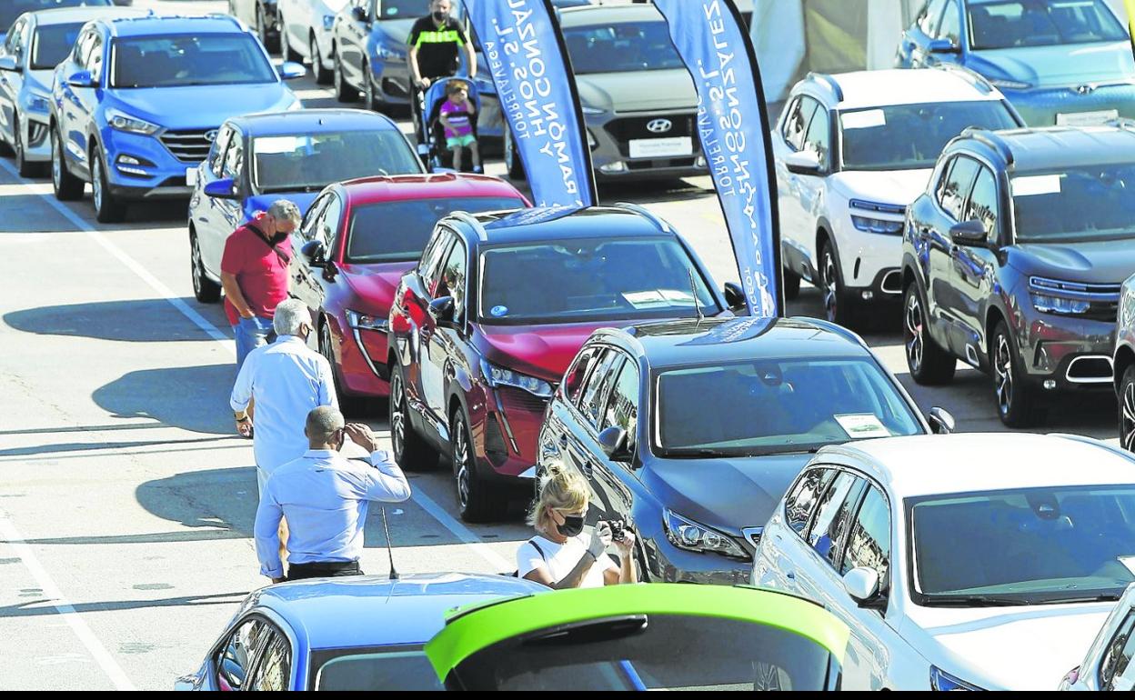 Imagen de una feria de venta de vehículos.