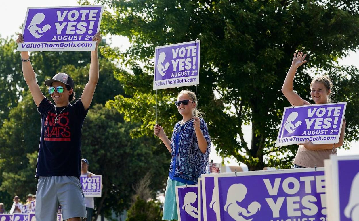 Un ciudadano de Kansas sostiene un cartel en favor del 'sí' durante la jornada electoral sobre el aborto. 