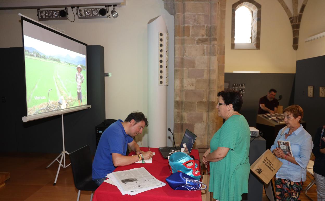 Álvaro Machín presentó su libro 'Un millón de pasos' en la villa de Potes