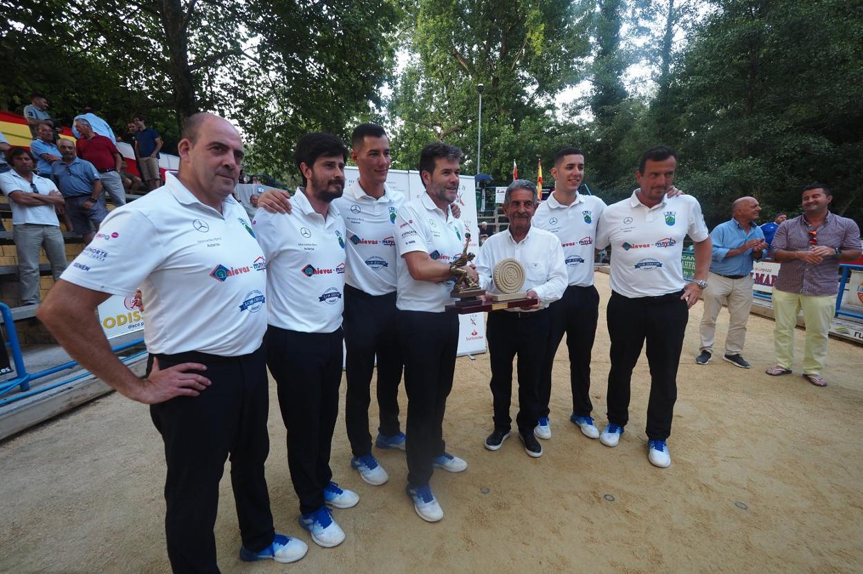 Rubén Haya, capitán de Peñacastillo, recibe el trofeo de campeón de la mano de Miguel Ángel Revilla. 