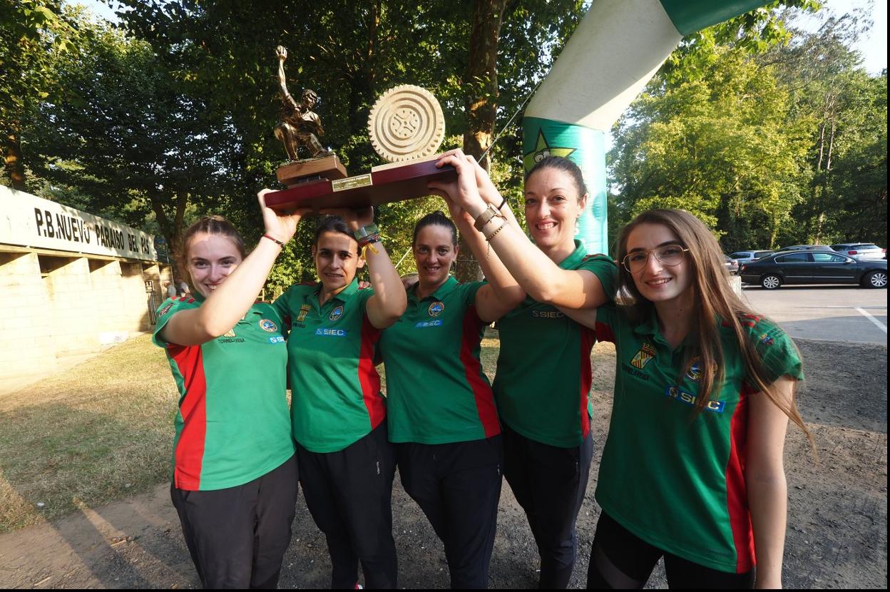 Las jugadoras de la Bolística alzan el trofeo de campeonas. 