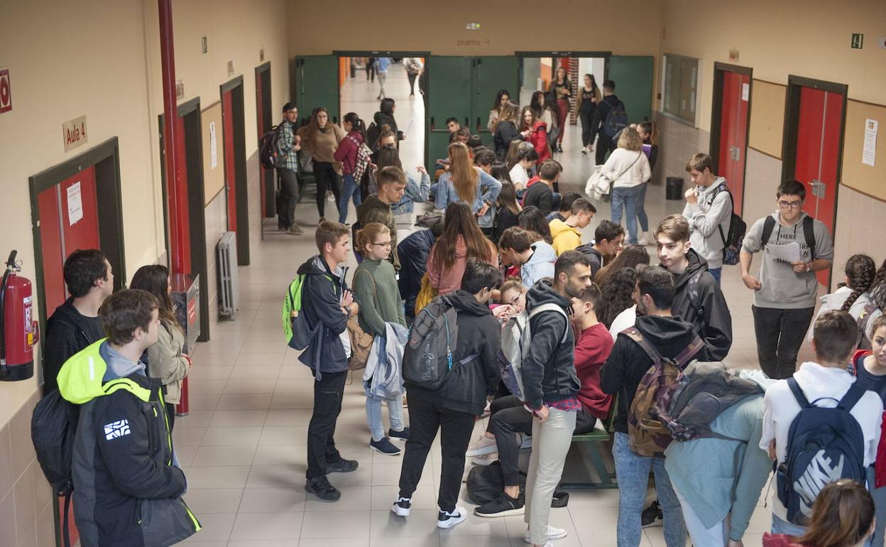 Estudiantes en una convocatoria de la EBAU en Santander.