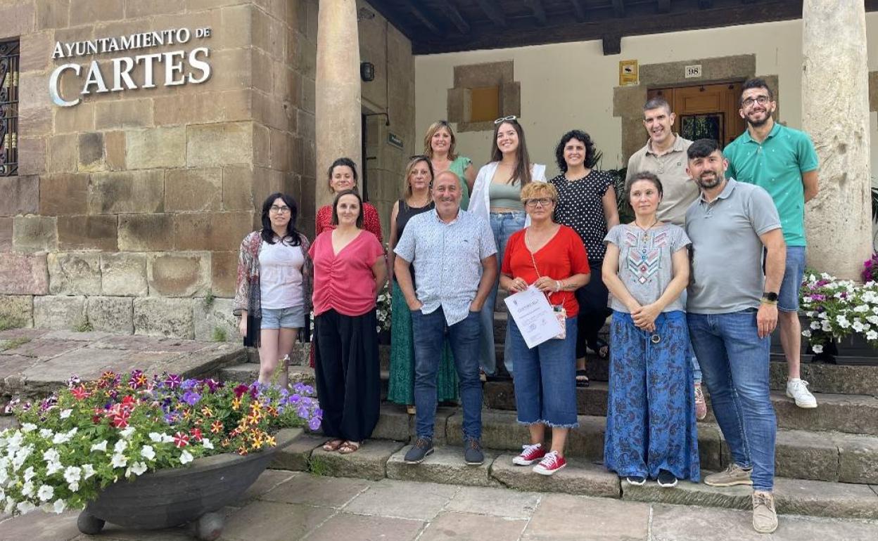 Miembros del equipo de gobierno junto a los estudiantes que han finalizado los cursos de A1 y A2 de Lenguaje de Signos.