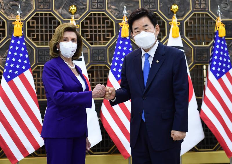 Pelosi respalda desde Seúl la eliminación de armas nucleares en Corea 