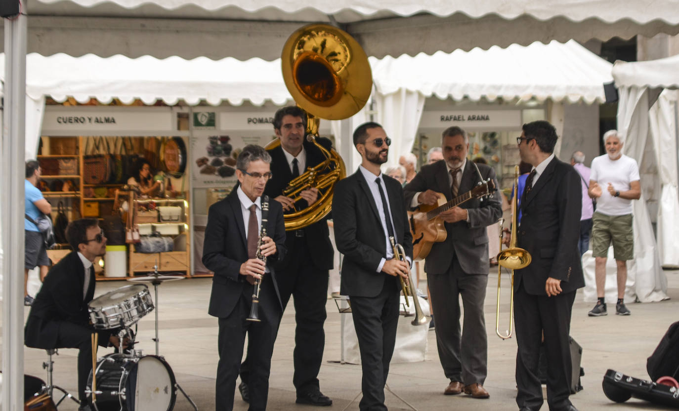 Fotos: La Feria de Artesanía regresa a la Plaza Porticada con 34 propuestas