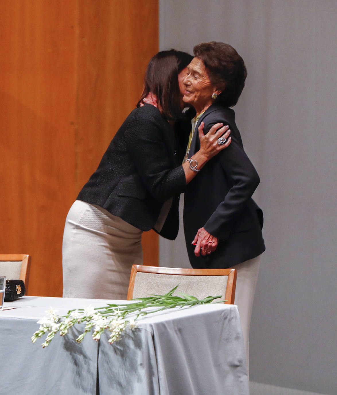 Paloma O'Shea recibe un abrazo de la alcaldesa de Santander