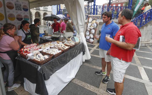 Los primeros asistentes a la feria aprovecharon para probar las especialidades