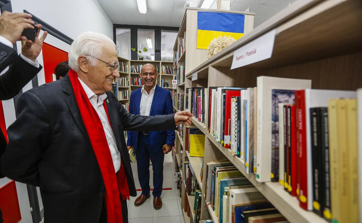 El Padre Ángel visita la librería en compañía del director de Amica, Tomás Castillo