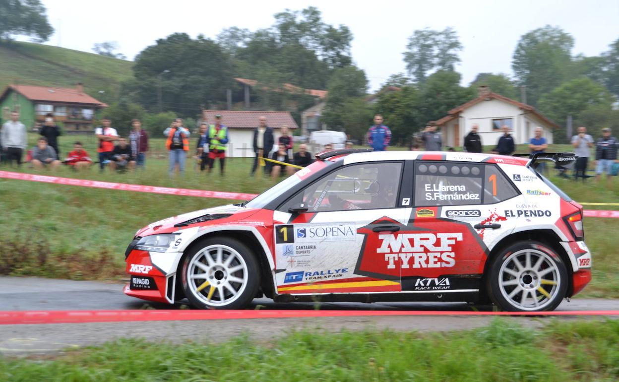 El Skoda Fabia Rally2 Evo de Efrén Llarena y Sara Fernández, en una de las especiales en el Rally Cristian López