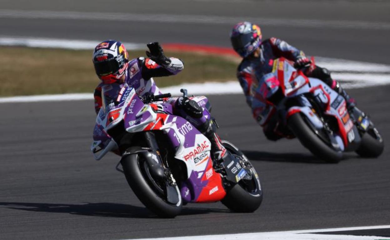 Johann Zarco celebra su pole en Silverstone.