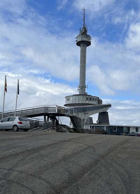 Imagen - Monumento al Indiano, en cuya base está la instalación de hostelería.