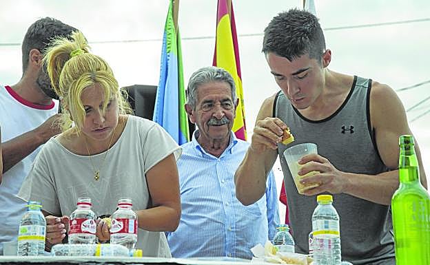 Revilla, en el pasado concurso de comedores de sobaos.