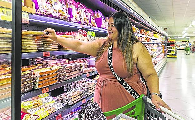 Ariane Peña, vecina de Hoznayo, compra un producto de marca blanca para ajustarse al presupuesto. 