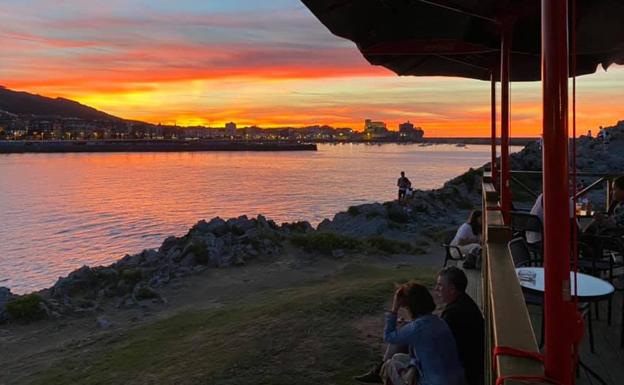 Imagen principal - El chiringuito de Castro donde los atardeceres «son casi como en Ibiza»