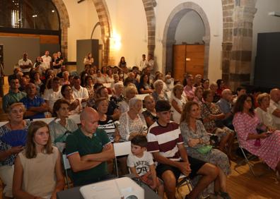 Imagen secundaria 1 - Varios momentos durante la presentación de la novela. 