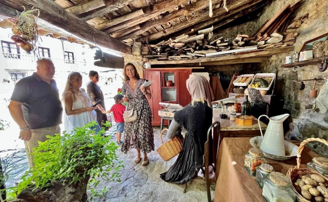 La consejera Fernández Viaña participó en la fiesta de Barriopalacio de Anievas.