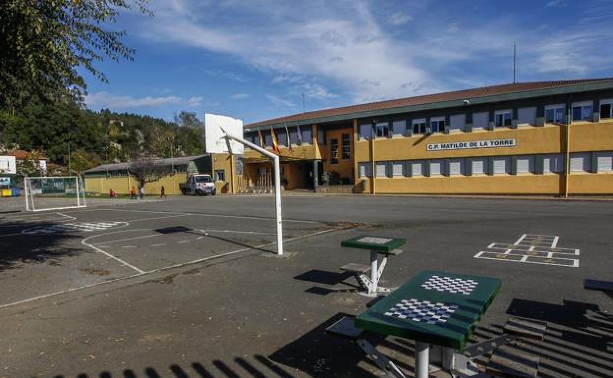 Zona destinada a juego y deporte en el colegio público Matilde de la Torre, de Ganzo